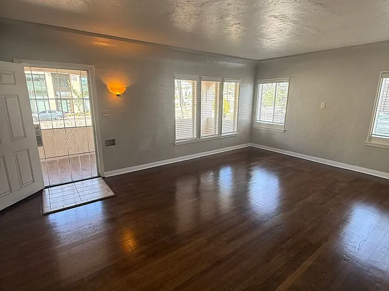 4926 Baltimore Dr — Photo 3