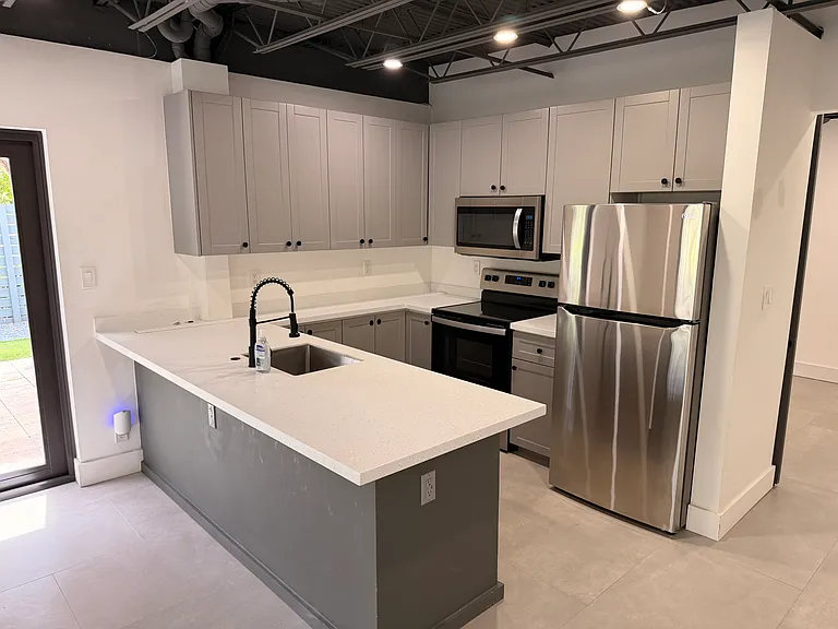 604 NE 9th Ave #3 — Photo 4
