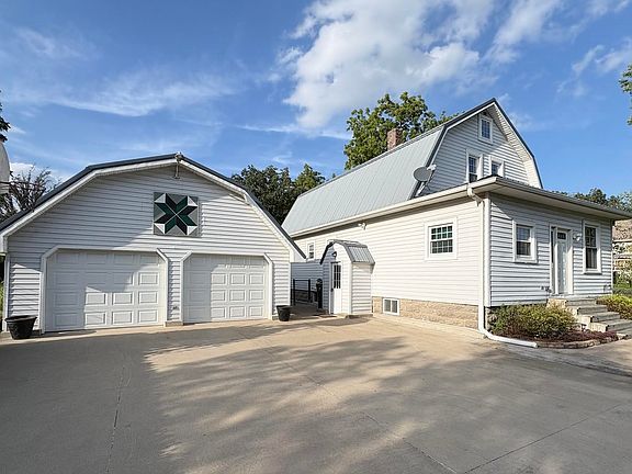2nd image of 807 Sadone St E