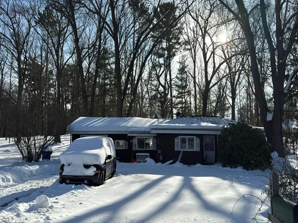 1045 E 2nd St, Pentwater, MI 49449