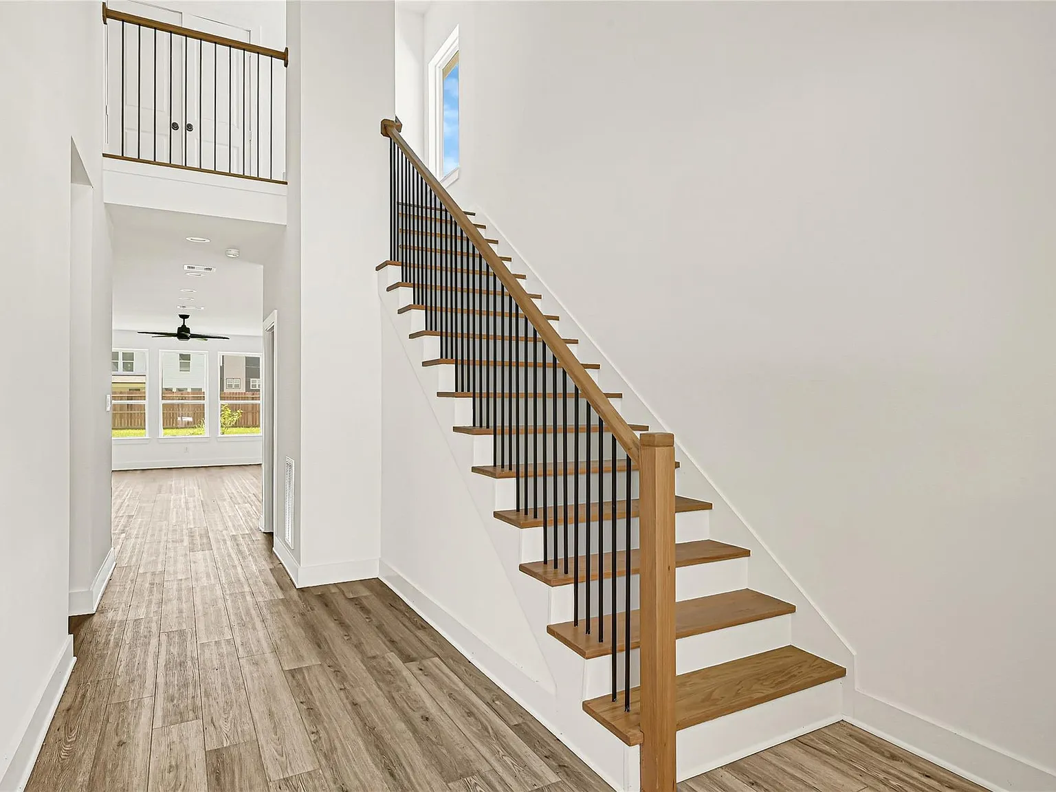 4 bed, 3.5 bath, 2844 sqft, $2,849 — Photo 4