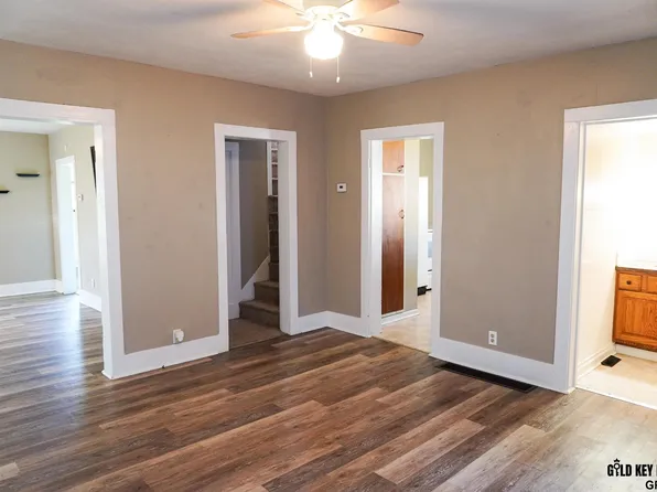 488 N 4th St, Tecumseh, NE 68450