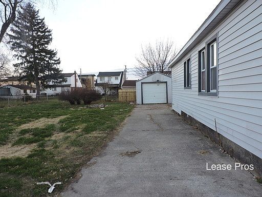 4th image of 17602 Woodland St