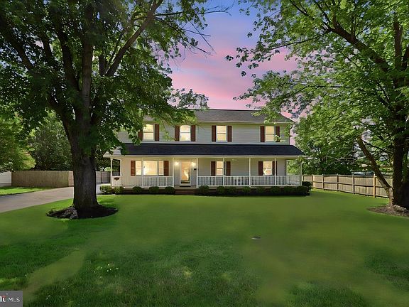 3rd image of 8905 Tudor Ln