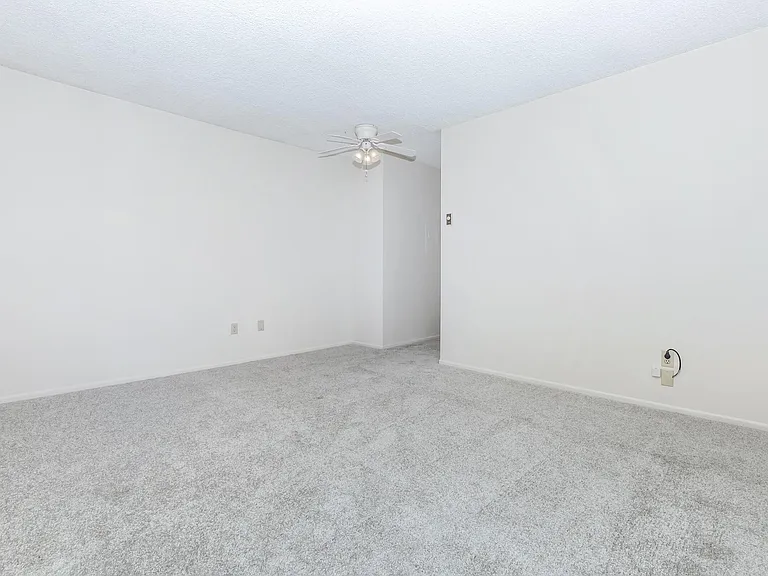Riviera Vista Apartments — Photo 20