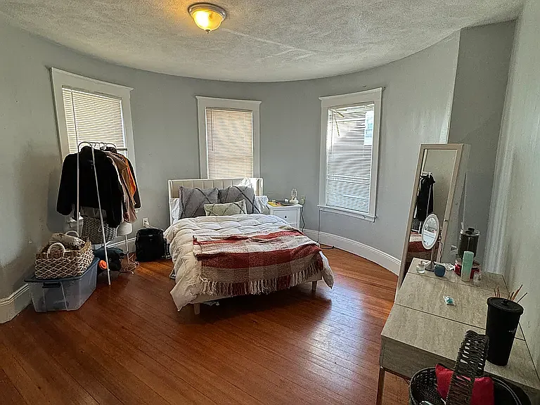 3 bed, 1300 sqft, $3,200 — Photo 2