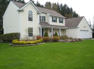 11104 Carriage Hill Dr, Chagrin Falls, OH 44023