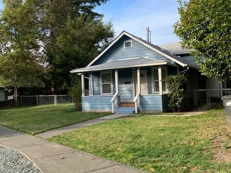 322 SW K St — Photo 2
