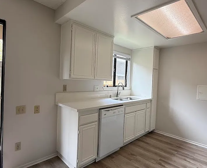 1001 E Cypress Ave — Photo 2