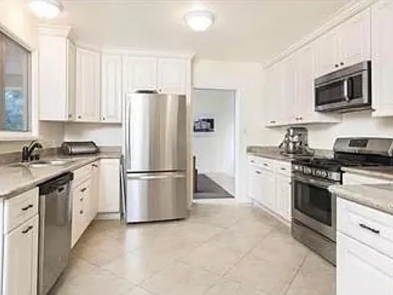 1423 Roscomare Rd — Photo 8