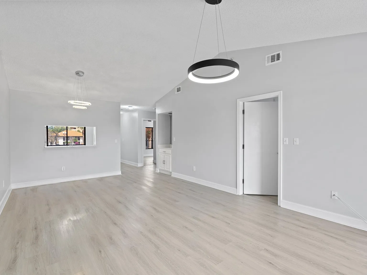 2 bed, 2.0 bath, 1200 sqft, $2,350 — Photo 3