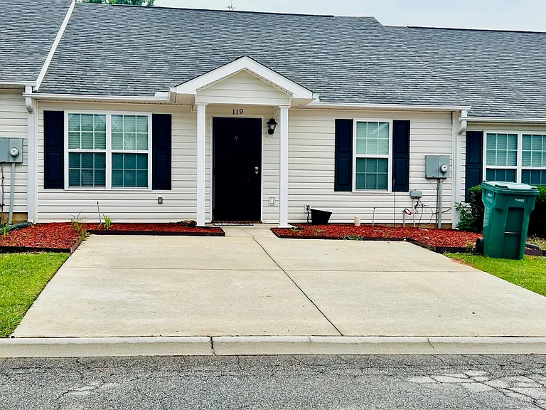House (2 parking lots)