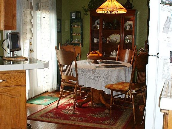 kitchen dining hardwood, custom counters, paint