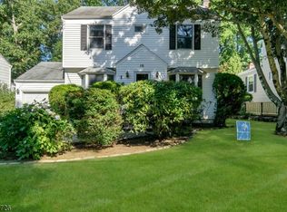 10 Longacre Dr, Livingston, NJ 07039