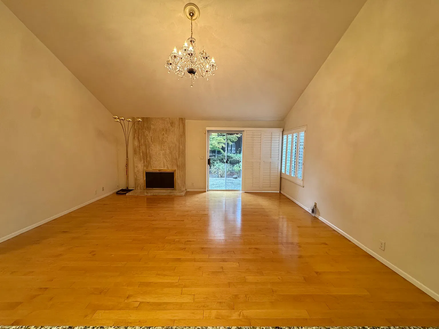 4 bed, 1896 sqft, $5,000 — Photo 2