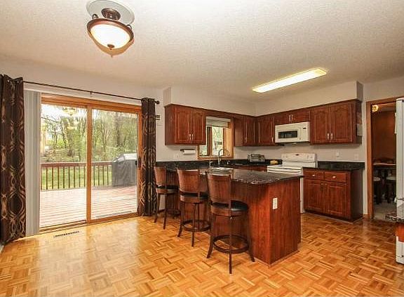 5th image of 405 Interlachen Ln