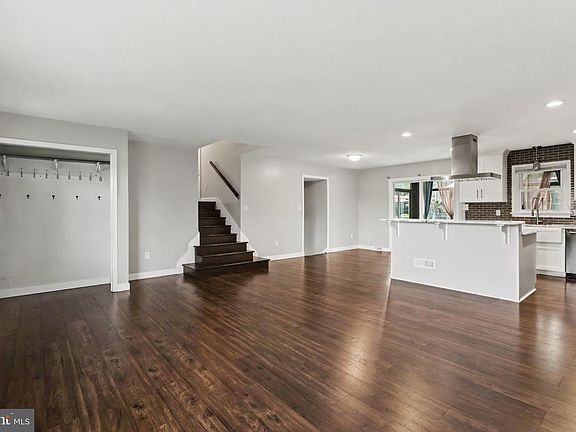 3rd image of 100 Amanda Ave