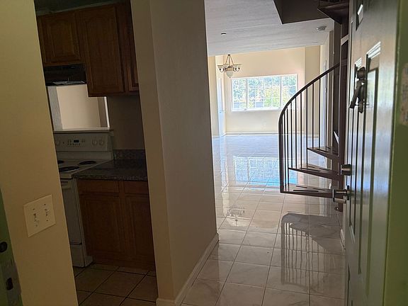 2nd image of 158 Caldecott Ln