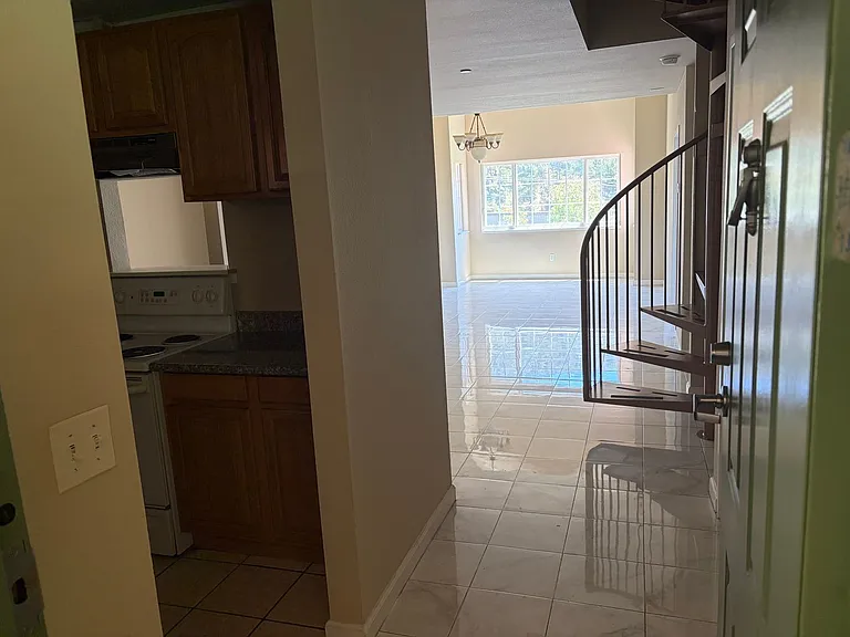 158 Caldecott Ln — Photo 2