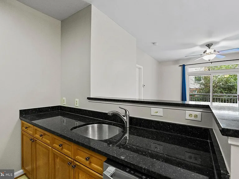 801 S Greenbrier St #215 — Photo 9