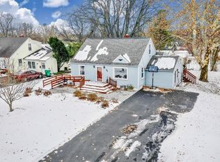 25 Meadow View Dr, Penfield, NY
