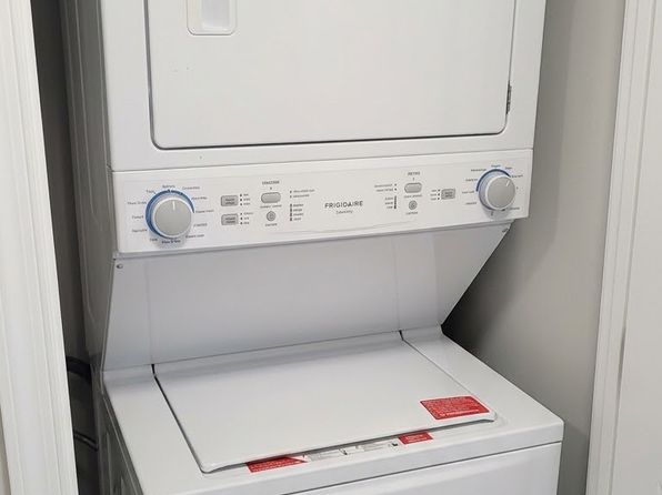 2 bedroom rental in Surrey — photo 8