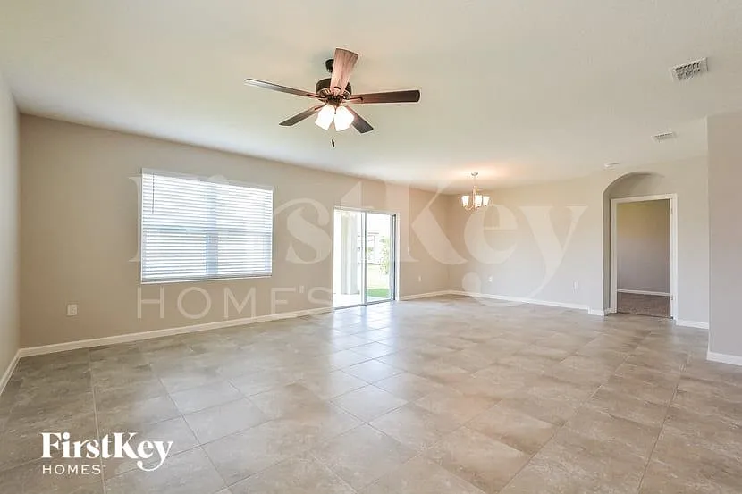 4 bed, 2.0 bath, 1918 sqft, $2,370 — Photo 2