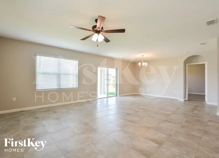 545 Sorrento Dr — Photo 2