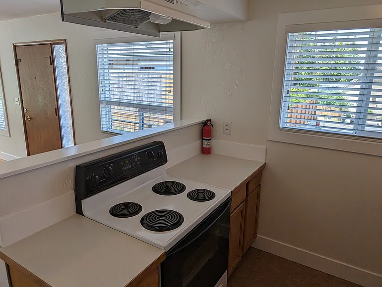 1806 Lakeway Dr — Photo 2