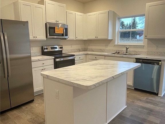 4th image of 556 Auld Farm Cir