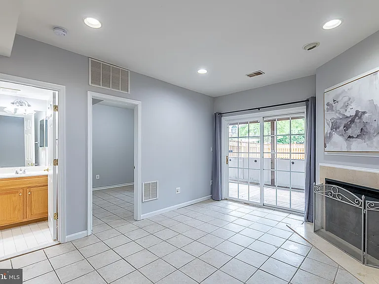 24635 Kings Canyon Sq — Photo 37
