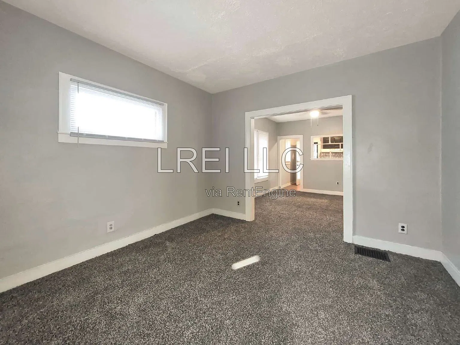 2 bed, 1.0 bath, 816 sqft, $950 — Photo 2