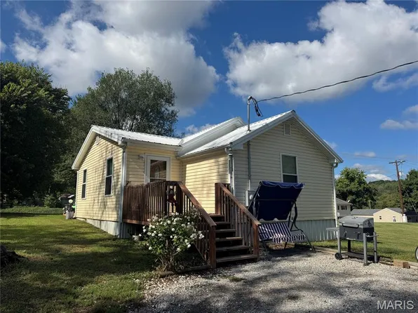 904 N 5th St, Elsberry, MO 63343