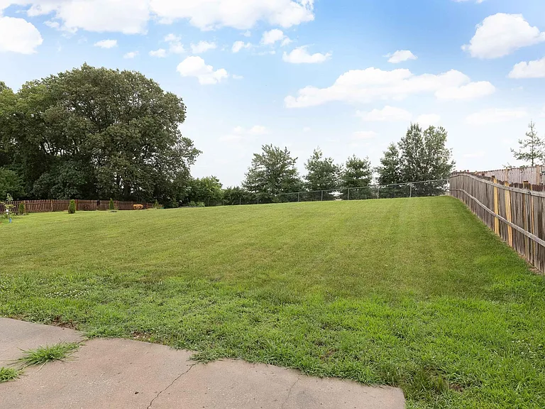 1401 La Chateau Dr — Photo 10