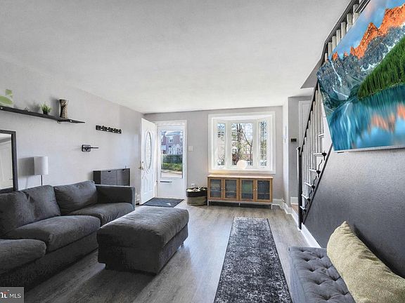 3rd image of 437 Park Dr