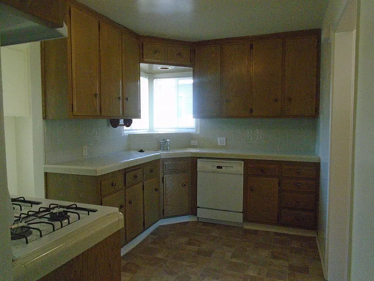 2714 Cedar St — Photo 6