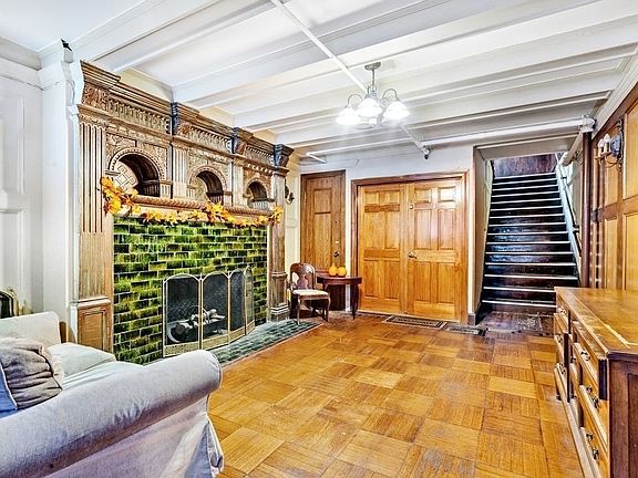 4th image of 215 W 70th St #2S
