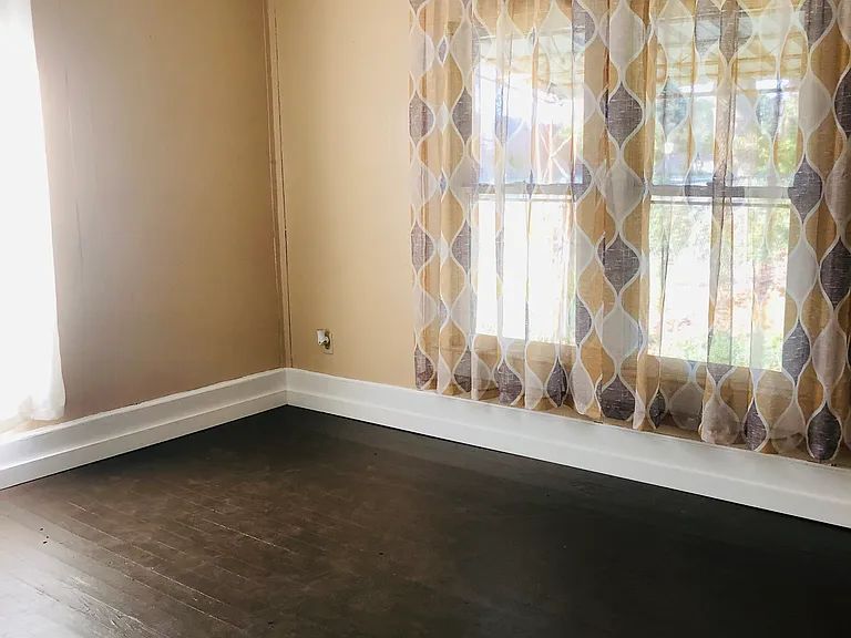1052 W Jones St — Photo 9