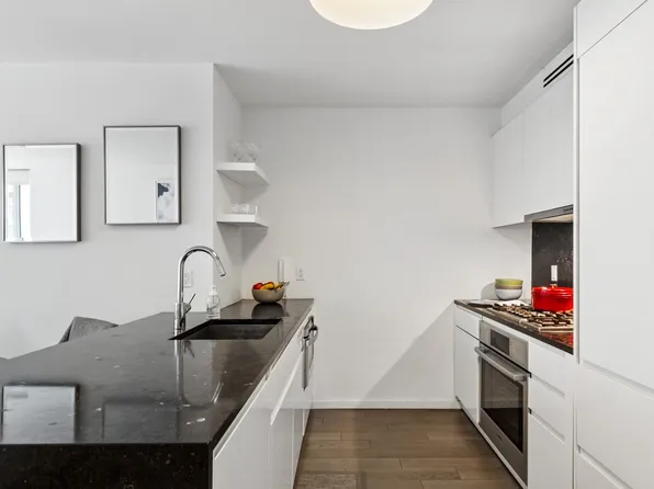 385 First Avenue image 3 of 14