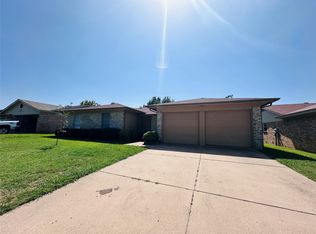 121 N Heights Dr, Crowley, TX 76036