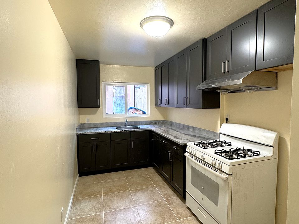 1st image of 32 Wentworth Pl #2