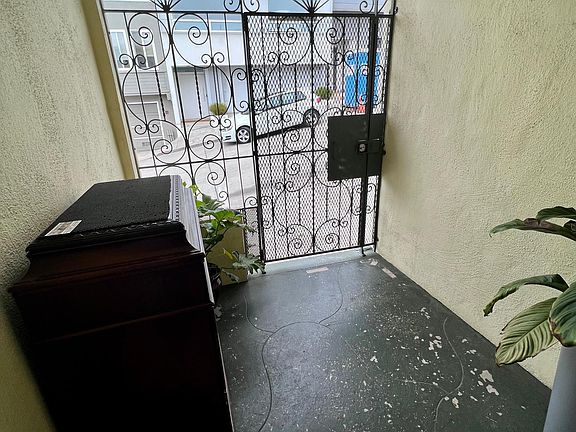 4th image of 677 Peralta Ave