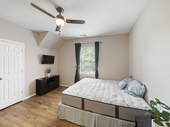 King size bed/TV/Fan/
storage