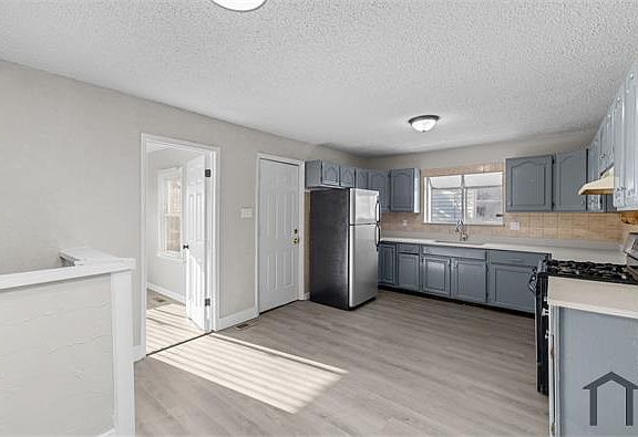 3rd image of 2056 Coleridge Dr