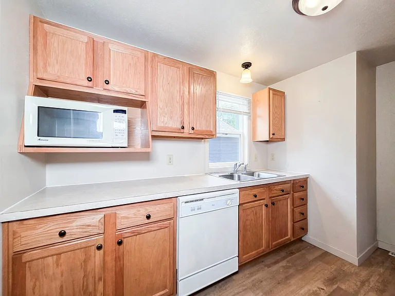 1208 Koenigstein Ave — Photo 15