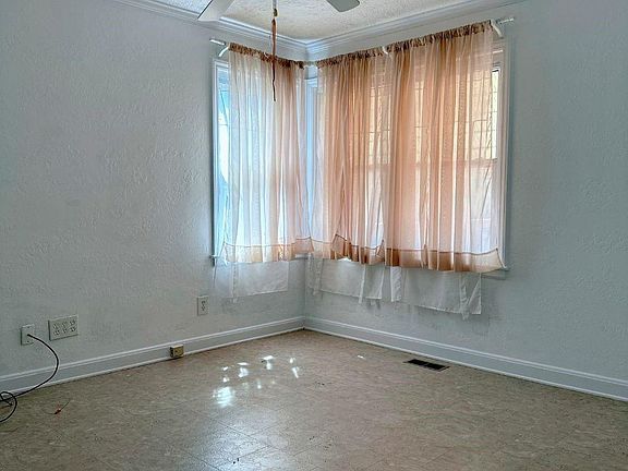4th image of 1308 Lawrence Ave