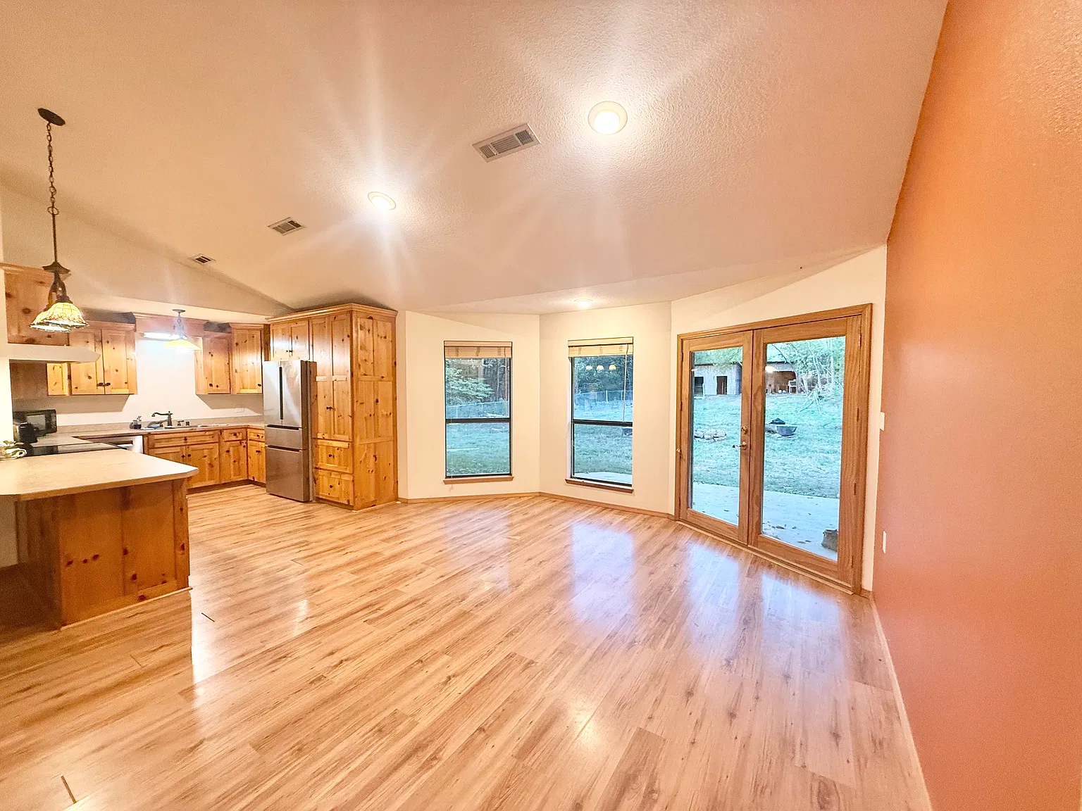 3 bed, 1928 sqft, $2,400 — Photo 3