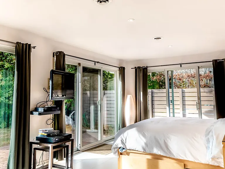 10 Albertines Ln — Photo 6