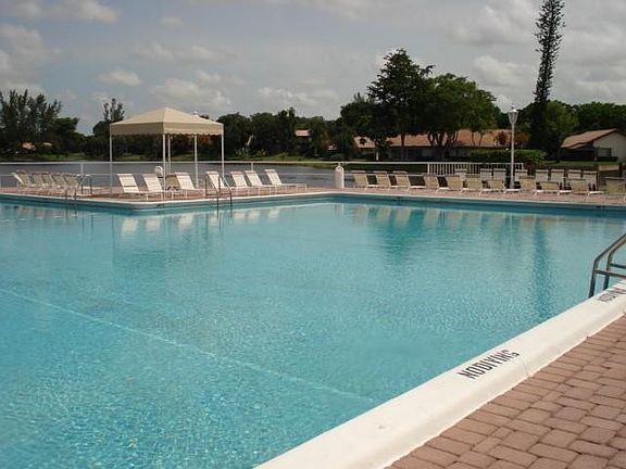 4th image of 3740 Inverrary Drive #1a