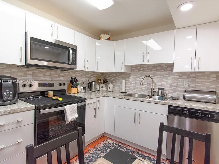 1621 Collins Ave #205 — Photo 8